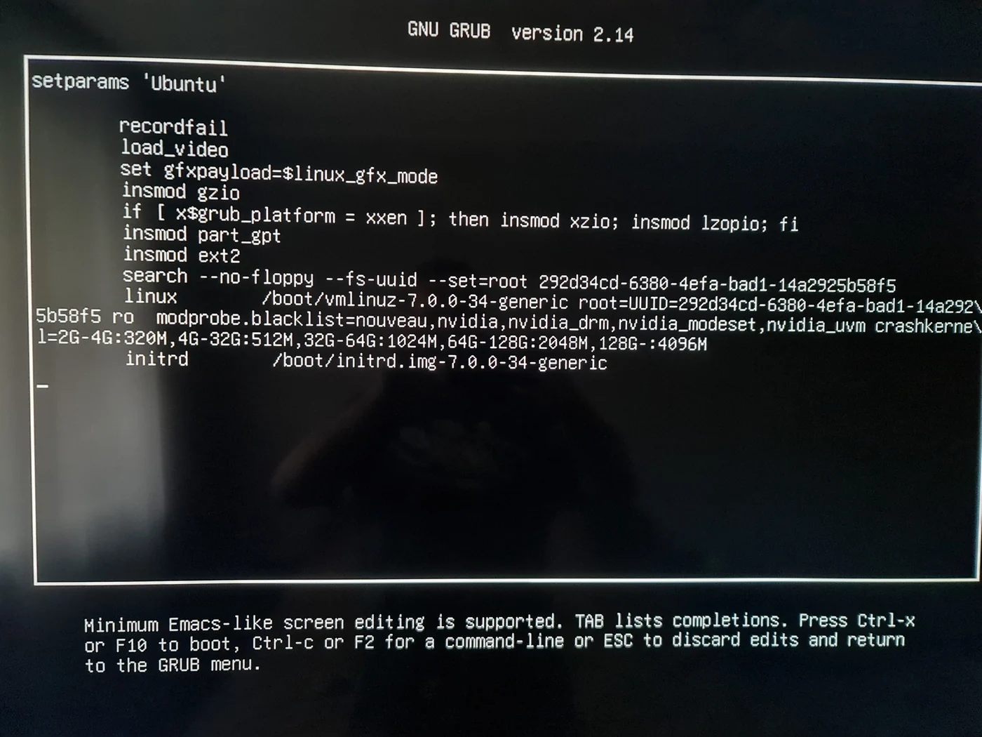 Редактирование строки загрузки в GRUB: вместо quiet splash добавлен запрет драйверов nouveau и nvidia