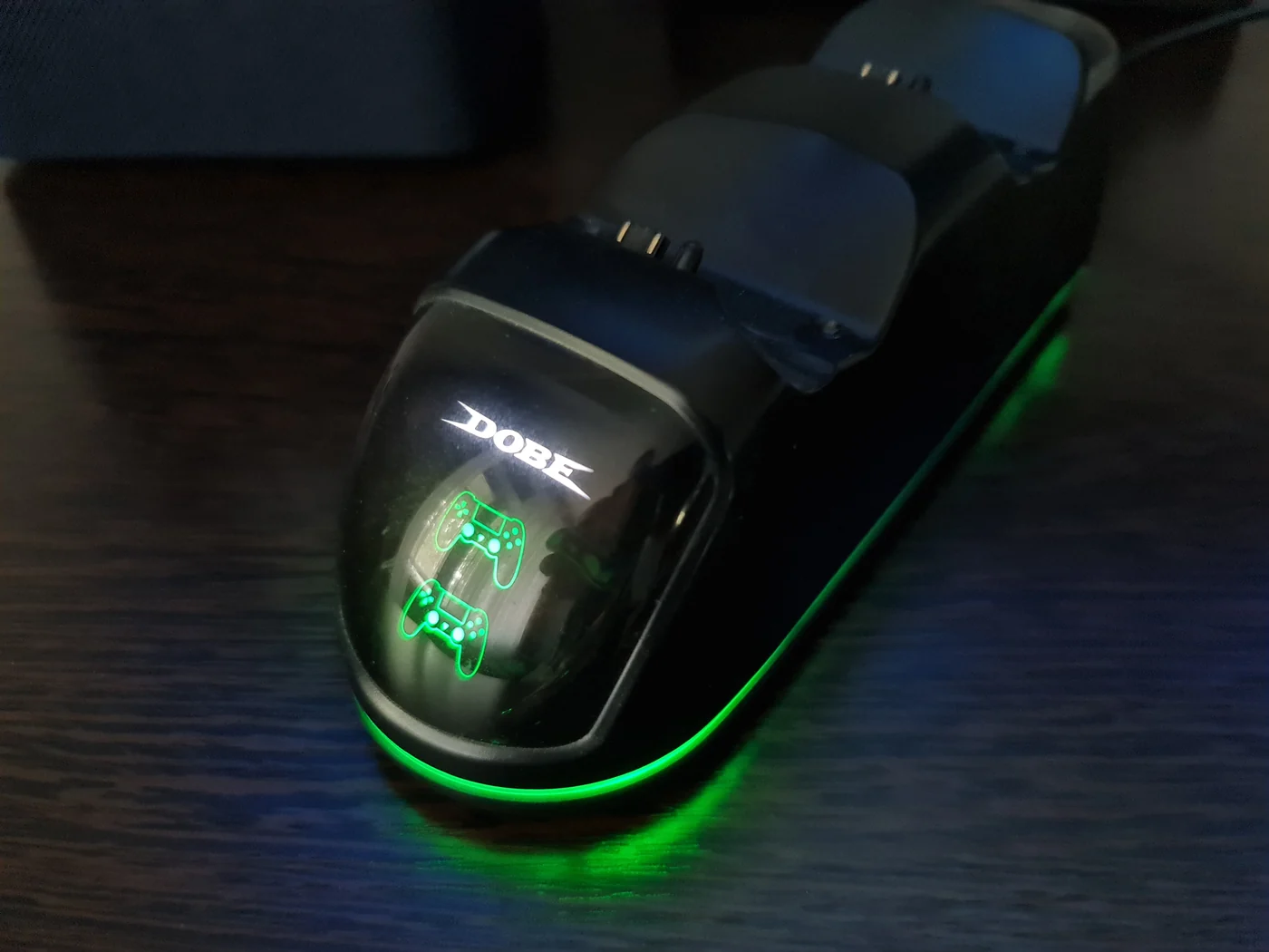 Зарядная станция Dobe для двух джойстиков DualShock 4 с подсветкой и индикаторами заряда