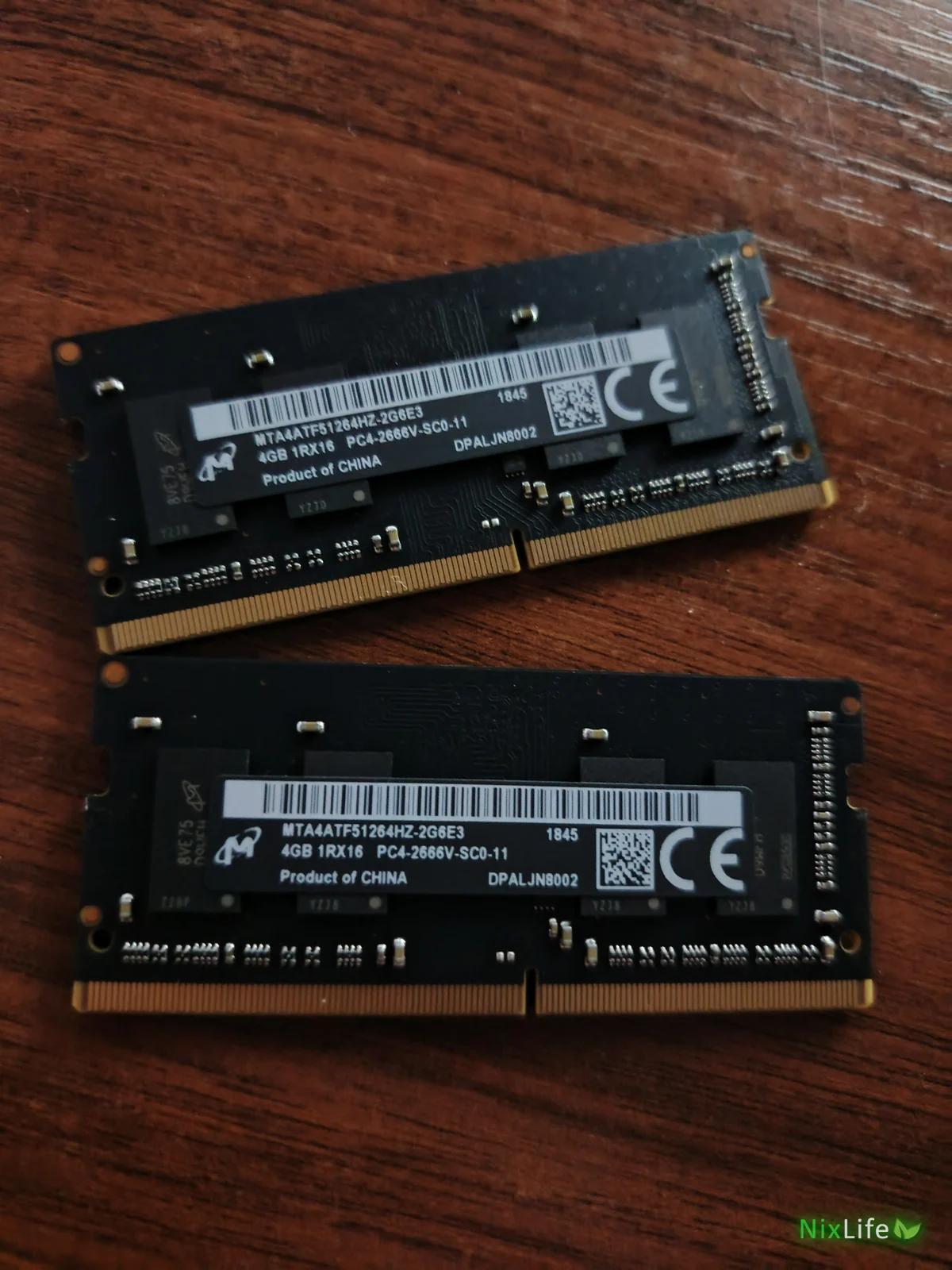 Две планки памяти Micron по 4 ГБ DDR4-2666 из iMac 2019
