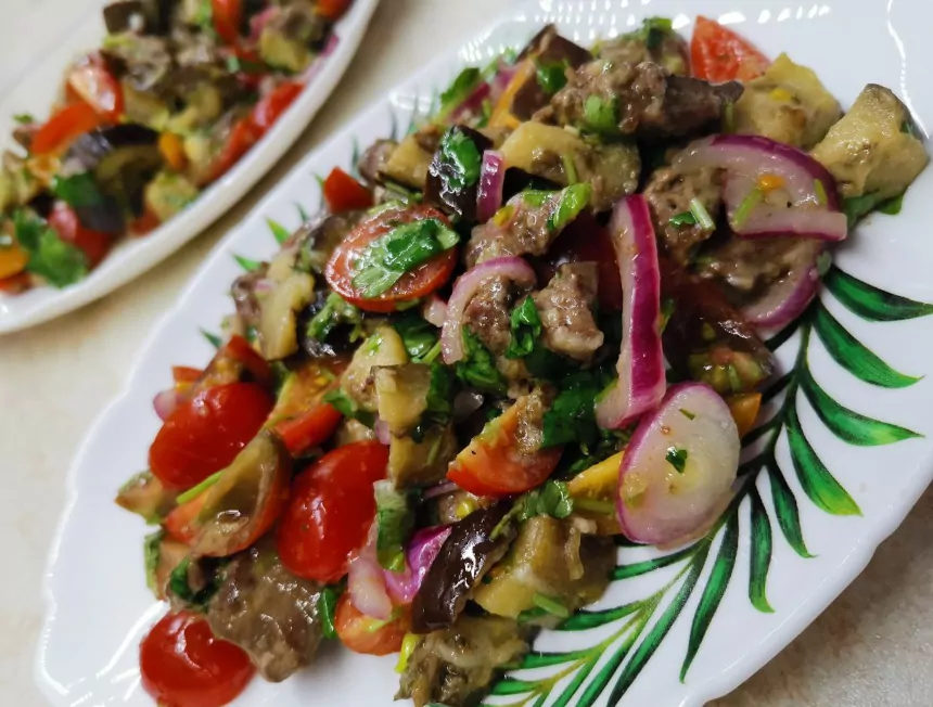 Грузинский салат с баклажаном и кинзой