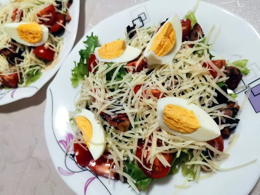 Цезарь с курицей гриль и беконом